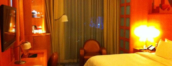 Hotel Michael is one of Lugares favoritos de ella.