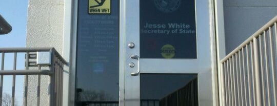 Illinois Secretary of State Driver & Vehicle Services Facility is one of Nikkia J: сохраненные места.