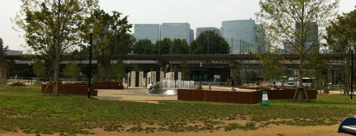 Konan Ryokusui Park is one of Parks & Gardens in Tokyo / 東京の公園・庭園.