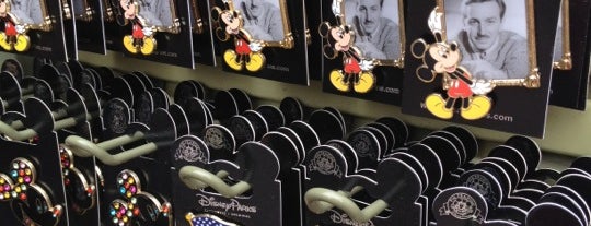 Disney Pin Traders is one of Orte, die Lucas gefallen.