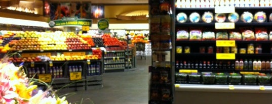 Safeway is one of Lugares favoritos de Vern.