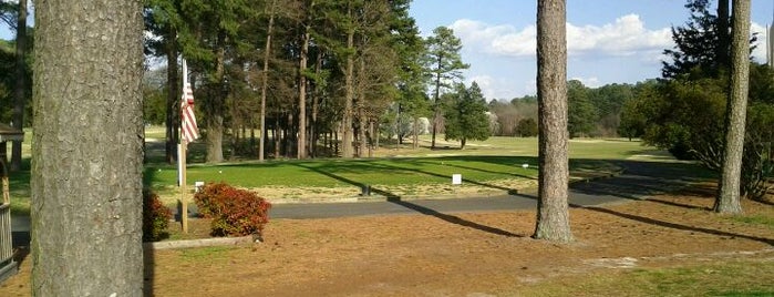 Hillandale Golf Course is one of Lugares favoritos de Edward.