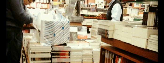 Libreria Antártica is one of Lugares favoritos de Cristian.