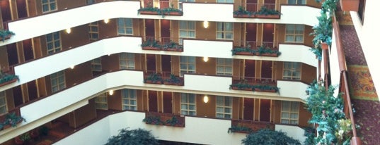 Embassy Suites by Hilton is one of Spencer'in Beğendiği Mekanlar.