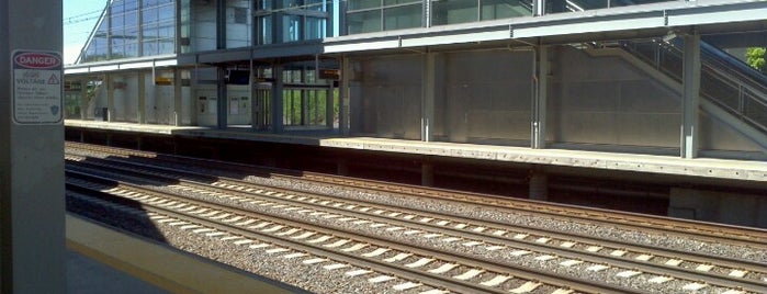 Newark Liberty Airport Station (Amtrak/NJT) is one of Tempat yang Disukai Roger.