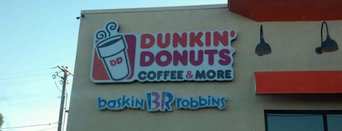 Dunkin' is one of Nicholasさんのお気に入りスポット.