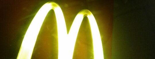 McDonald's is one of Locais curtidos por Petr.