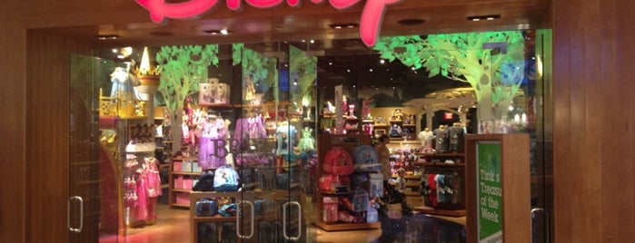 Disney Store is one of E 님이 좋아한 장소.