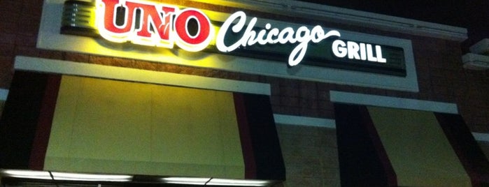 Uno Chicago Grill is one of Tempat yang Disukai Claudia María.
