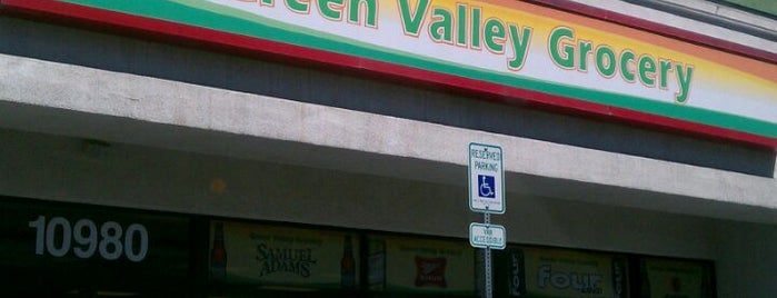 Green Valley Grocery is one of Orte, die Roberta gefallen.