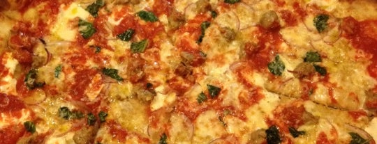 Emilia's Pizzeria is one of Locais curtidos por Jack.