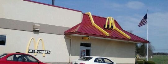 McDonald's is one of สถานที่ที่ Eric ถูกใจ.