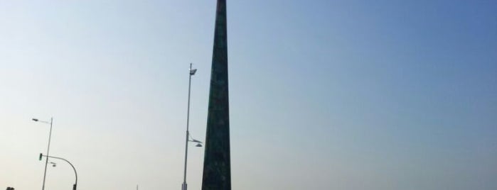 Obelisco Millenium is one of La Coruña: La guia de visita de Jack Bauer.