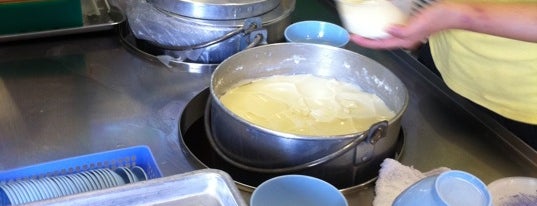 Rochor Beancurd House is one of Late night food places.