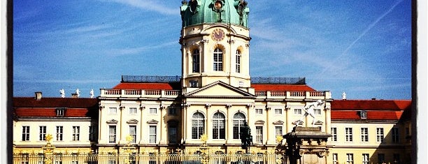 Charlottenburg Sarayı is one of Schinkel in Berlin.