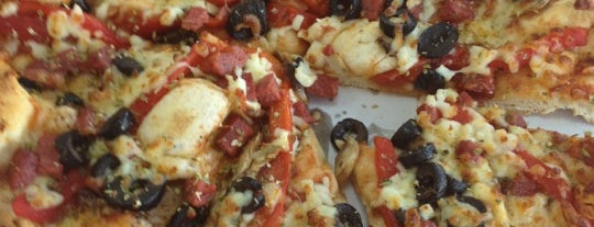 Domino's Pizza is one of Lugares favoritos de Koray.