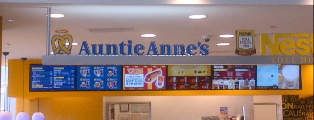 Auntie Anne's Pretzels is one of Lugares favoritos de Gezika.