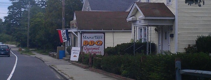 Maple Tree BBQ & Smokehouse is one of Christopher's Saved Places.