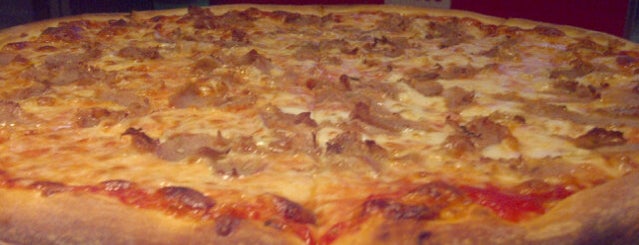 Sal's Authentic New York Pizza is one of Locais curtidos por Michael.