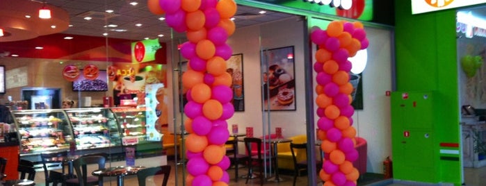 Dunkin' Donuts is one of Tempat yang Disukai Anna.