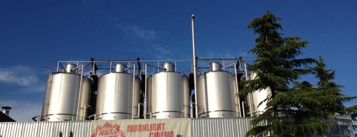 Redhook Brewery is one of สถานที่ที่ Kim ถูกใจ.
