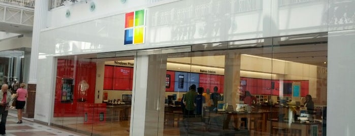 Microsoft Store is one of สถานที่ที่ Beth ถูกใจ.