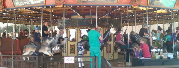 Hogle Zoo Conservation Carousel is one of Posti che sono piaciuti a Gary.