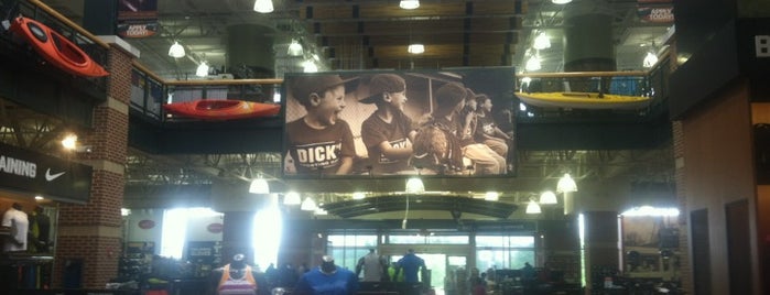 DICK'S Sporting Goods is one of Lugares favoritos de Wendi.