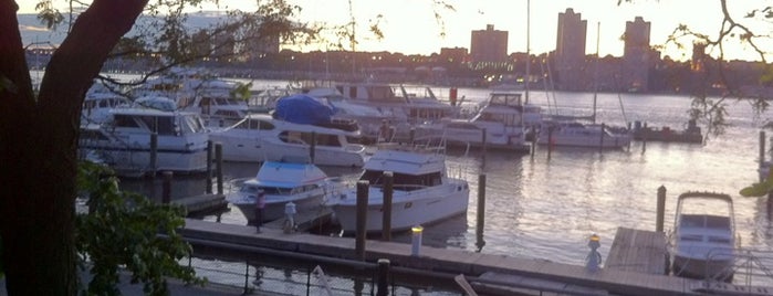 Boat Basin Cafe is one of Crunklyn's Best of the City.