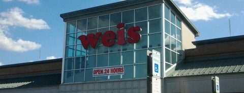 Weis Markets is one of สถานที่ที่ Natasha ถูกใจ.