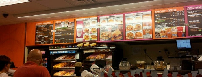 Dunkin' is one of Alysonさんのお気に入りスポット.