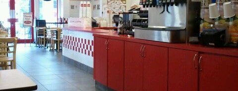 Five Guys is one of Rebeccaさんのお気に入りスポット.