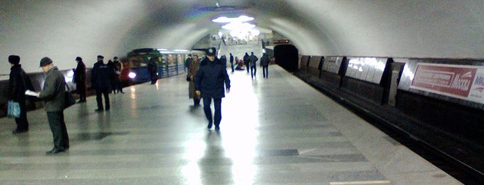 Метро «Московський проспект» / Moskovskyi Prospekt Station is one of สถานที่ที่ Yuliia ถูกใจ.
