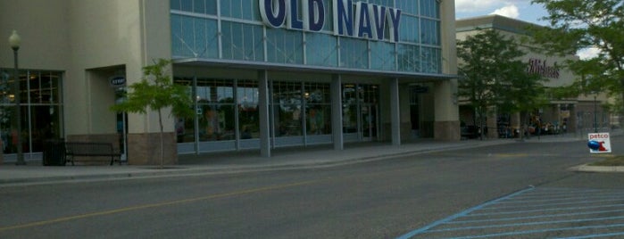 Old Navy is one of สถานที่ที่ Emily ถูกใจ.