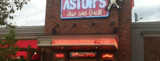 Jack Astor's Bar & Grill is one of Tempat yang Disukai Jenny.