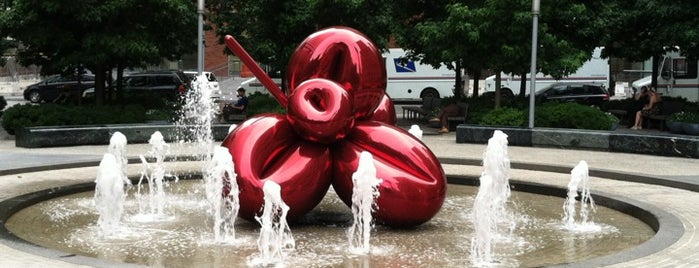 Jeff Koons Balloon Flower is one of Mosesさんのお気に入りスポット.