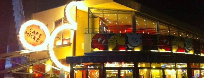 Café Mickey is one of สถานที่ที่บันทึกไว้ของ Yann.