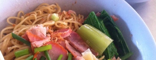 บะหมี่เกี๊ยว ร้านเจริญยิ่ง is one of Locais curtidos por Kanokporn.