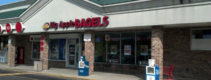 Big Apple Bagel is one of Lizzie's Saved Places.