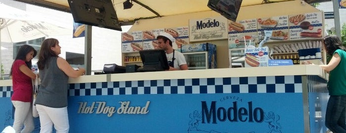 Terraza Modelo Hot-Dog Stand is one of Lugares favoritos de BP.