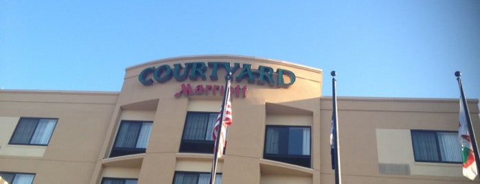 Courtyard Marriott is one of Orte, die Robin gefallen.