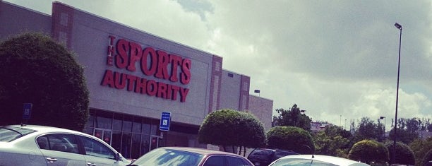 Sports Authority is one of Ashleyさんのお気に入りスポット.