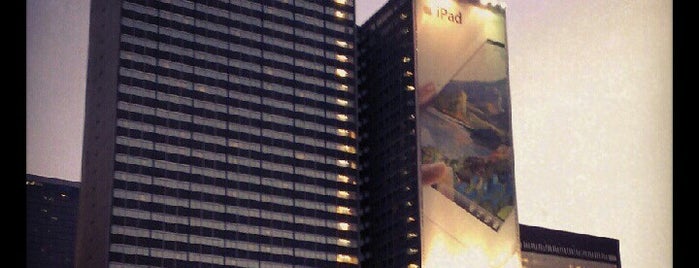 Sheraton Dallas Hotel is one of Tempat yang Disukai Adam.