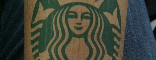 Starbucks is one of Lugares favoritos de Kelly.
