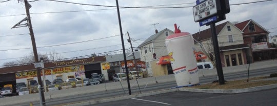 Sonic Drive-In is one of Lugares favoritos de Shawntini.