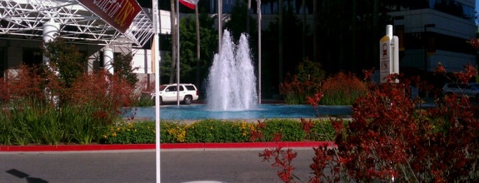 USC Medical Plaza Pharmacy is one of Tempat yang Disukai Sara.