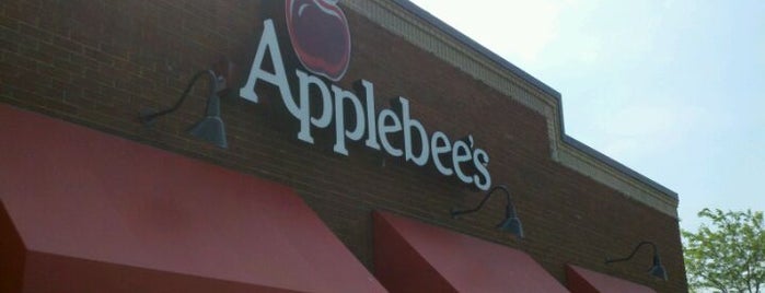 Applebee's Grill + Bar is one of สถานที่ที่ Lamya ถูกใจ.