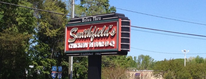 Smithfield's Chicken 'N Bar-B-Q is one of Tempat yang Disukai Kelly.