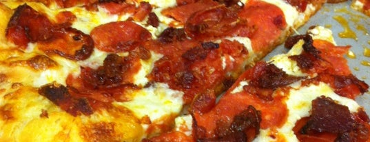 Miami's Best Pizza is one of Orte, die @itsnova gefallen.