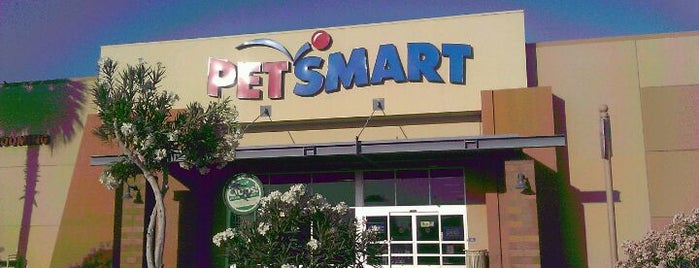 PetSmart is one of Lieux qui ont plu à Reina.